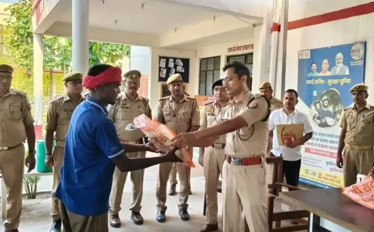 चंदौली: कंदवा थाने में SP आकाश पटेल की 'क्लास', चौकीदारों को दिए खास टिप्स