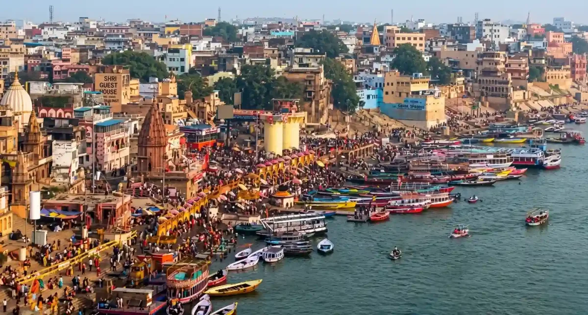 वाराणसी में गंगा का रौद्र रूप: उफान से खतरे के निशान की ओर नदी, प्रशासन अलर्ट