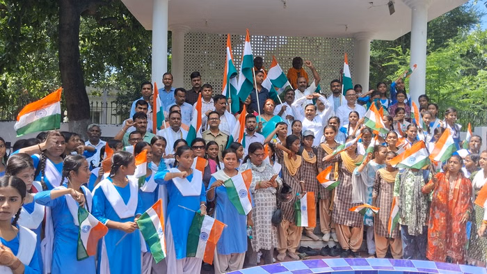Independence Day 2026: तिरंगे के अशोक चक्र में मौजूद 24 तीलियों का असली मतलब क्या है? जानिए एक-एक का अर्थ