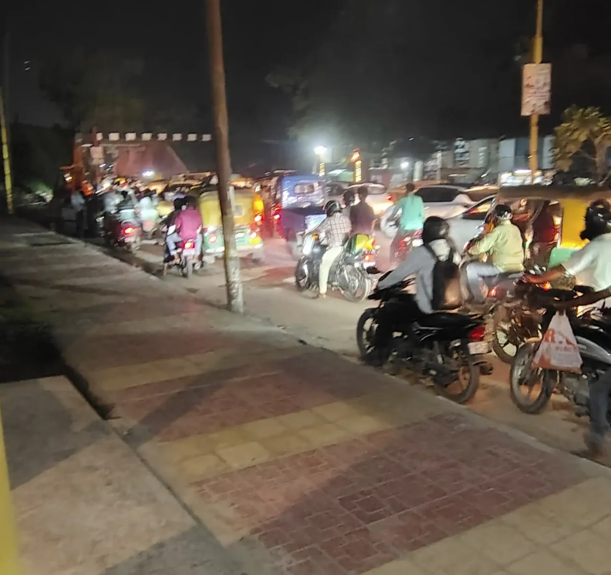 चंदौली के पड़ाव चौराहे पर नो एंट्री खुलते ही रेंगने लगता है पूर्वांचल, रोज की इस मुसीबत से कब मिलेगी राहत?