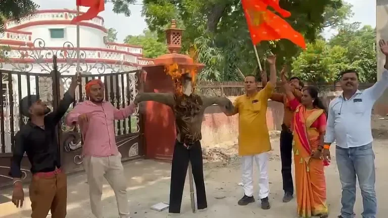 ताजमहल विवाद पर गरमाई सियासत: ASI कार्यालय के बाहर हिंदू महासभा का उग्र प्रदर्शन, फूंका पुतला
