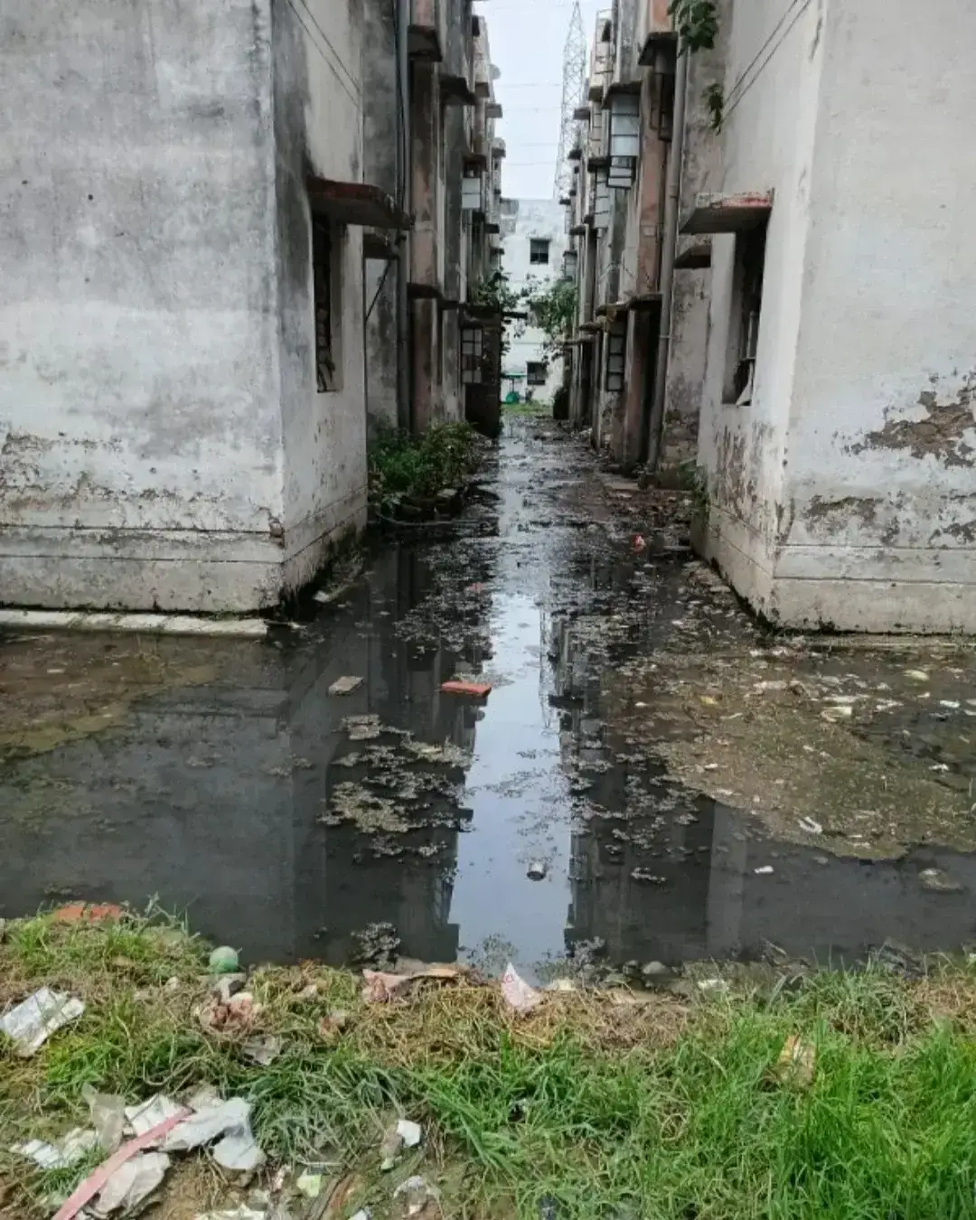 मुगलसराय के कांशीराम आवास में नर्क जैसी जिंदगी, जन सेवा दल के नेता ने भरी हुंकार