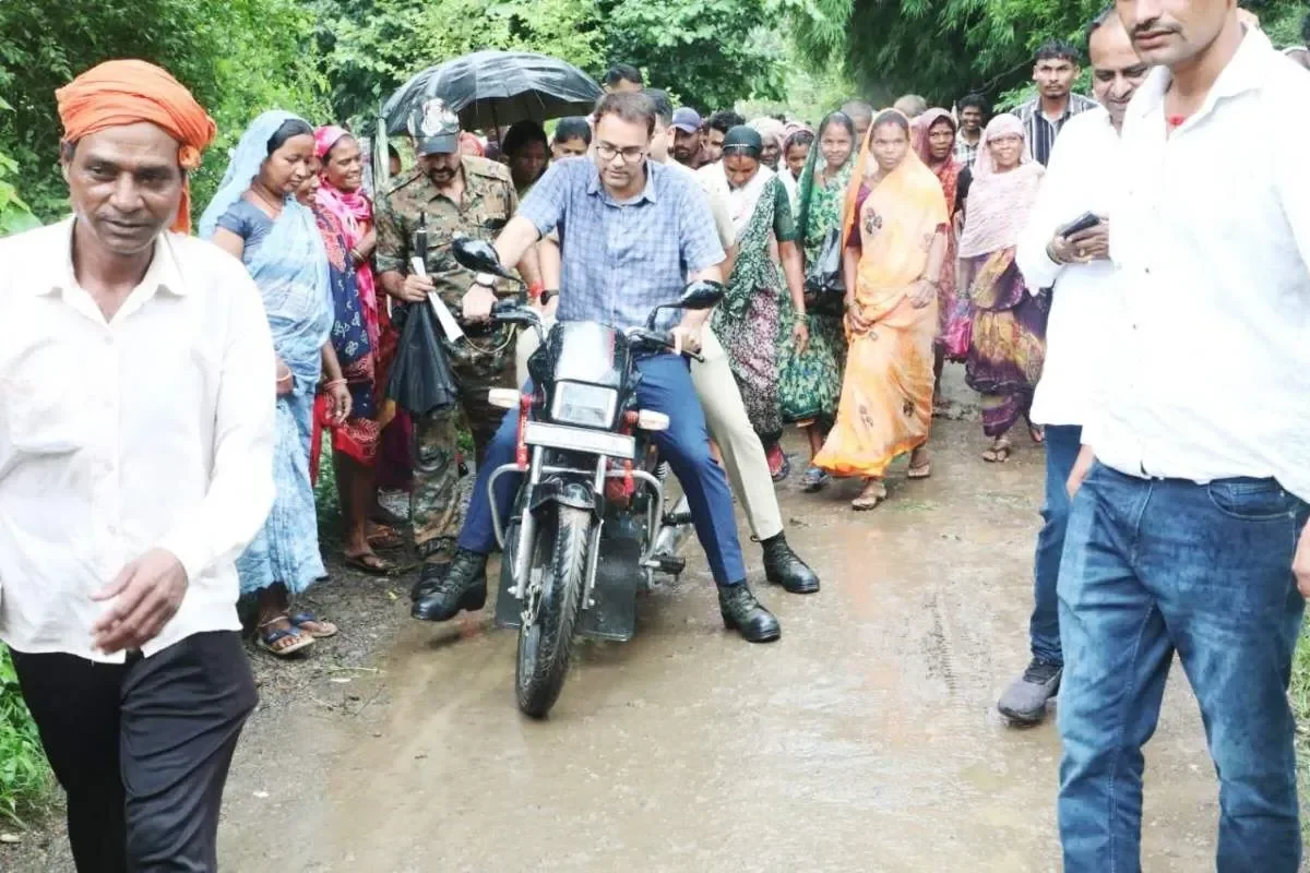 कटनी: कलेक्टर ने एसपी को बैठाया बाइक के पीछे, खुद थामी स्टेयरिंग और निकल पड़े खराब रास्ते पर