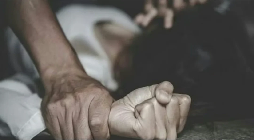 लखीमपुर में दरिंदगी: तीन दोस्तों ने युवती को बनाया हवस का शिकार, हालत नाजुक