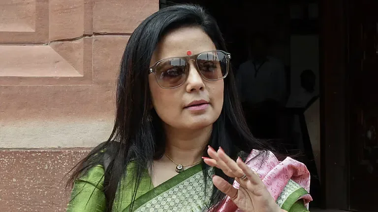 महुआ मोइत्रा की बढ़ी मुश्किलें, कृष्णानगर कोर्ट ने जारी किया गिरफ्तारी वारंट