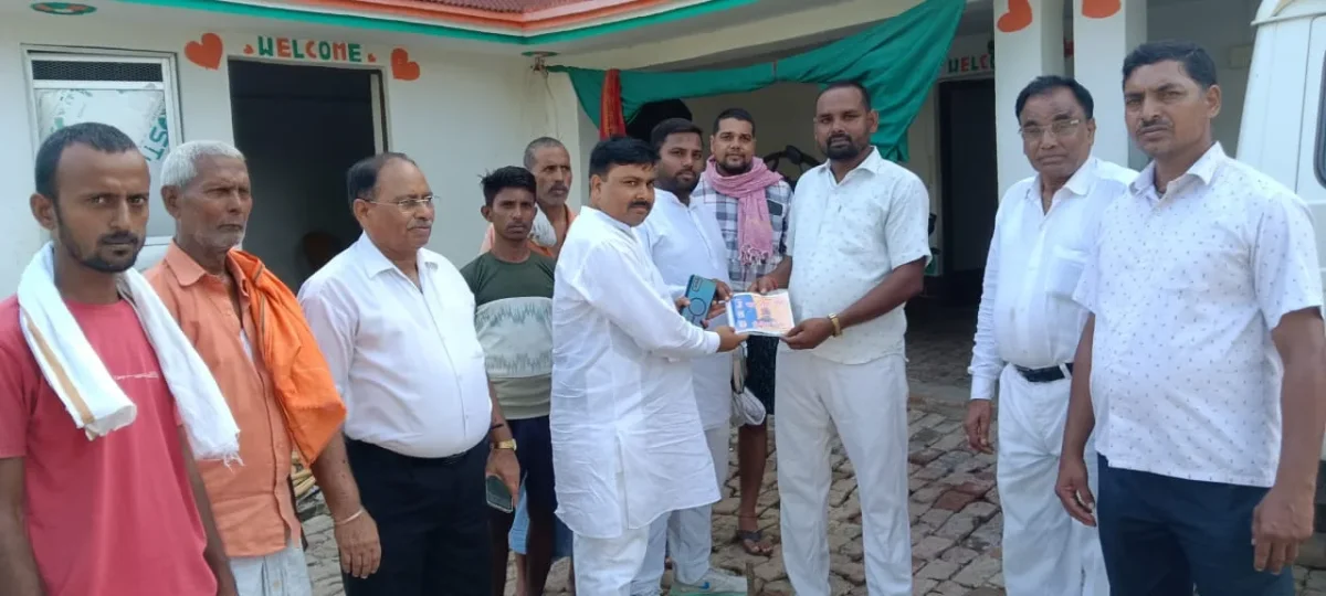 मुगलसराय की सियासत में हलचल: नईकोट गांव में मुकेश कुमार शर्मा को मिला बड़ा जनसमर्थन