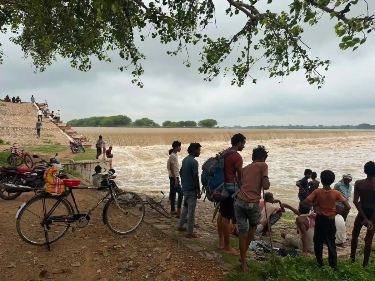 रीवा में बेलन नदी का तांडव: डीह पुल डूबा, 12 गांवों का संपर्क कटा, हाई अलर्ट