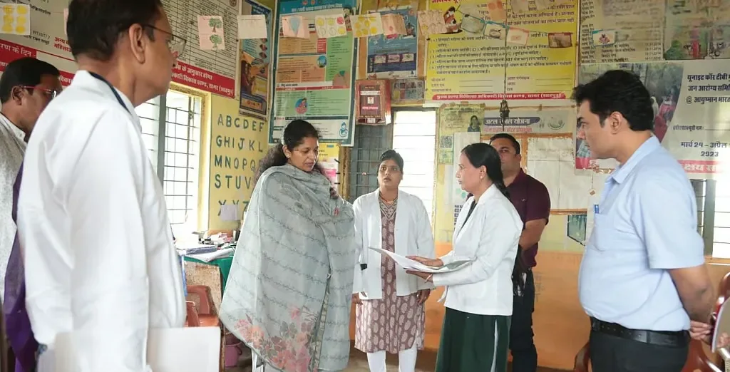 सागर कलेक्टर की अचानक स्कूल और आंगनवाड़ी में दस्तक, बच्चों से सुना पहाड़ा और महिलाओं का हाल जाना
