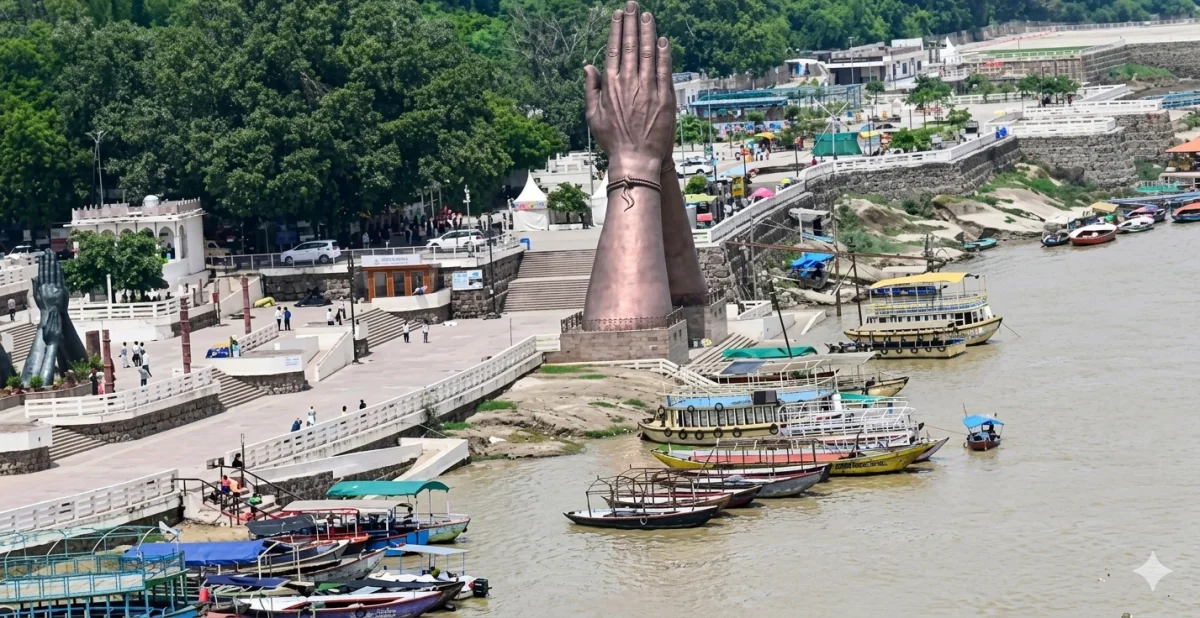 वाराणसी में गंगा नदी में अचानक नावें बंद, अब केवल क्रूज का सफर