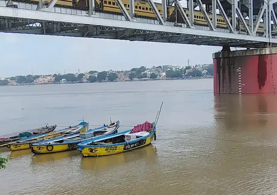 वाराणसी में गंगा का रौद्र रूप: सभी 84 घाट डूबे, छतों पर हो रहा अंतिम संस्कार