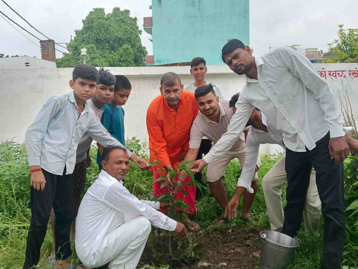 विश्व आदिवासी दिवस पर चंदौली में गूंजा विकास और संस्कृति का संदेश, हुआ पौरोपण