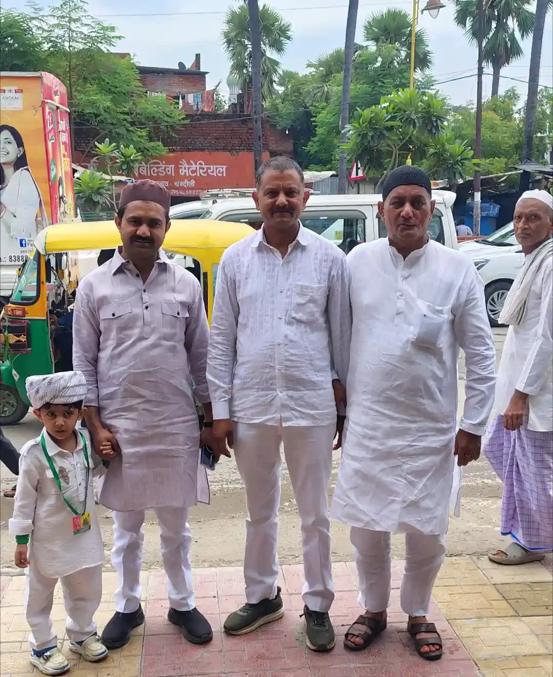 चंदौली में 12 रबिअव्वल का जश्न: उमड़ी भारी भीड़, दिखी गंगा-जमुनी तहजीब